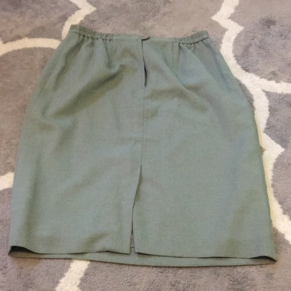 🎈SOLD🎈Beautiful green vintage skirt suit - Picture 5 of 6